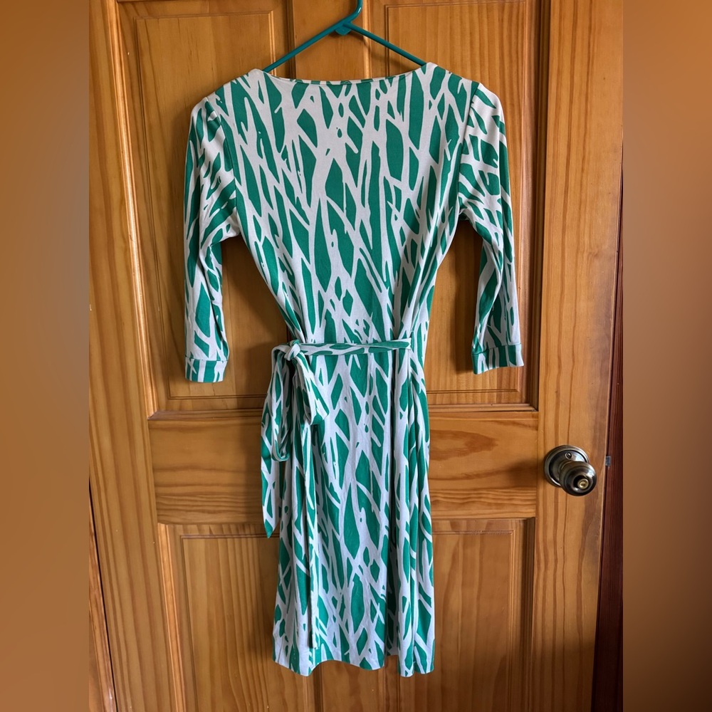 Diane von Furstenberg Silk Wrap Dress — Size 0 - Picture 6 of 9